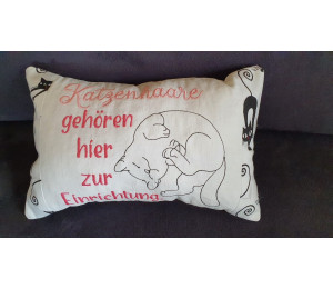 Stickdatei - Spruch "Katzenhaare gehören hier zur Einrichtung"